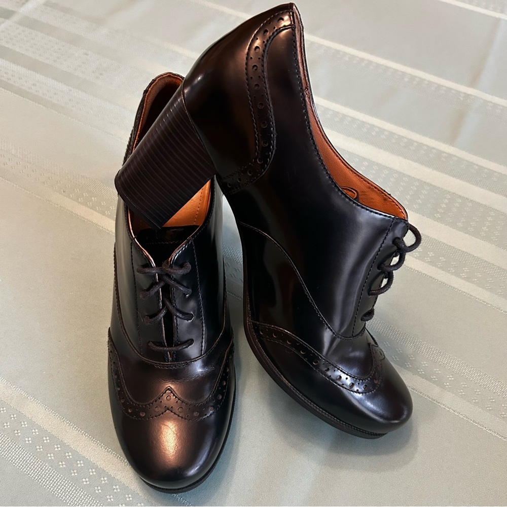 Clark’s EUC Women’s Size 9.5 Patent Leather Hamble Oak Derby Brogue Heeled Boots - Picture 1 of 9
